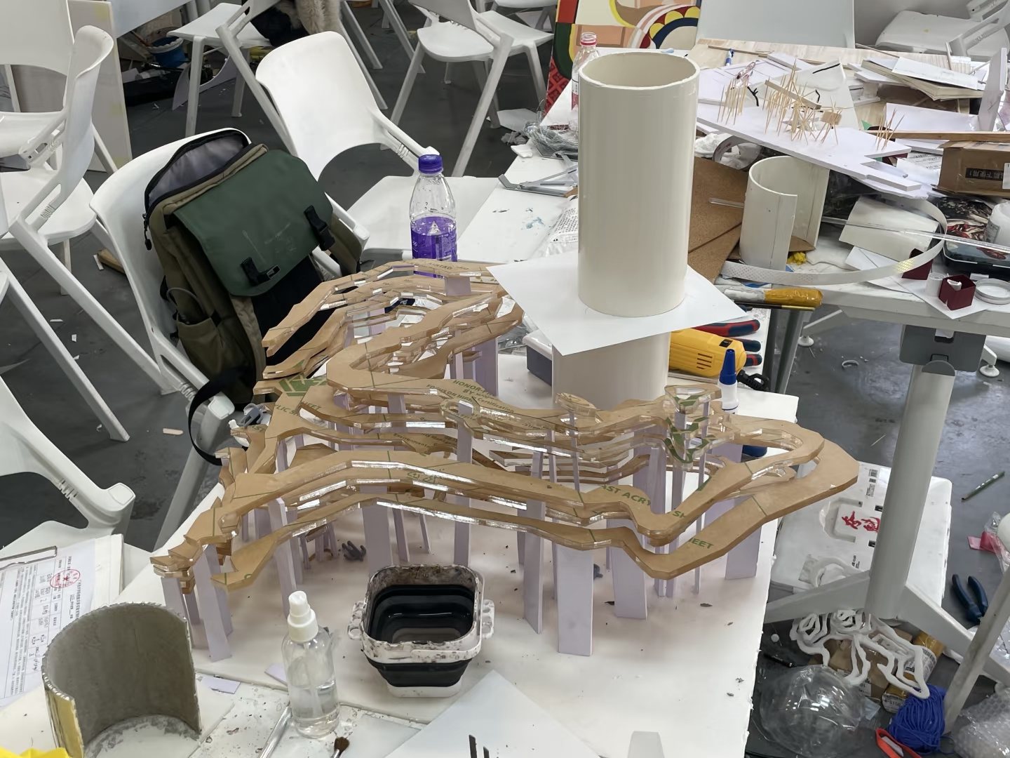工作台上用纸板和透明材料制作的层叠地形初期模型