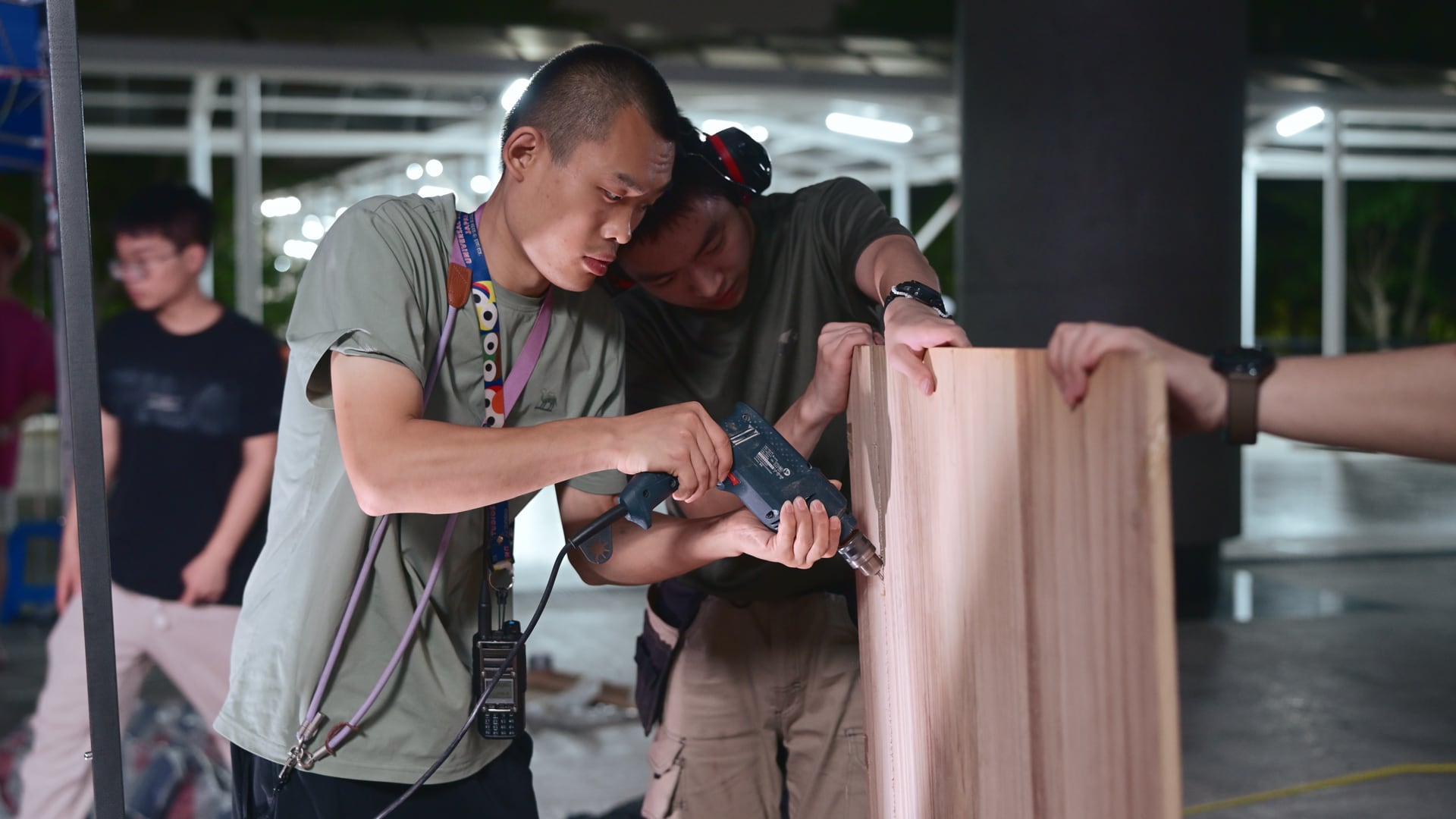 《人件—高仿驿站》搭建过程中，团队协作钻孔加工木质构件