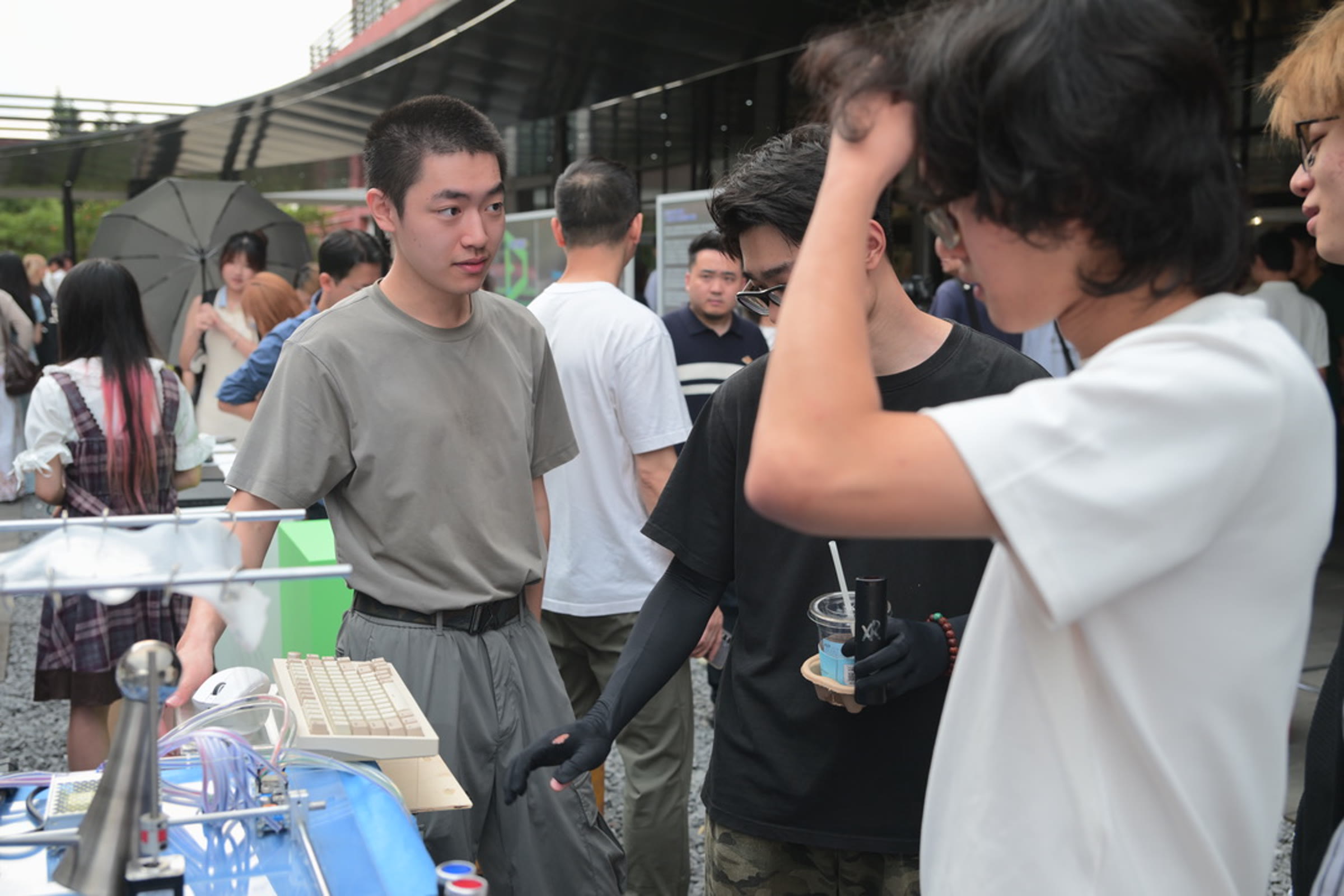 《意志与异质》公开展示现场，李逸轩与观众围绕装置交流