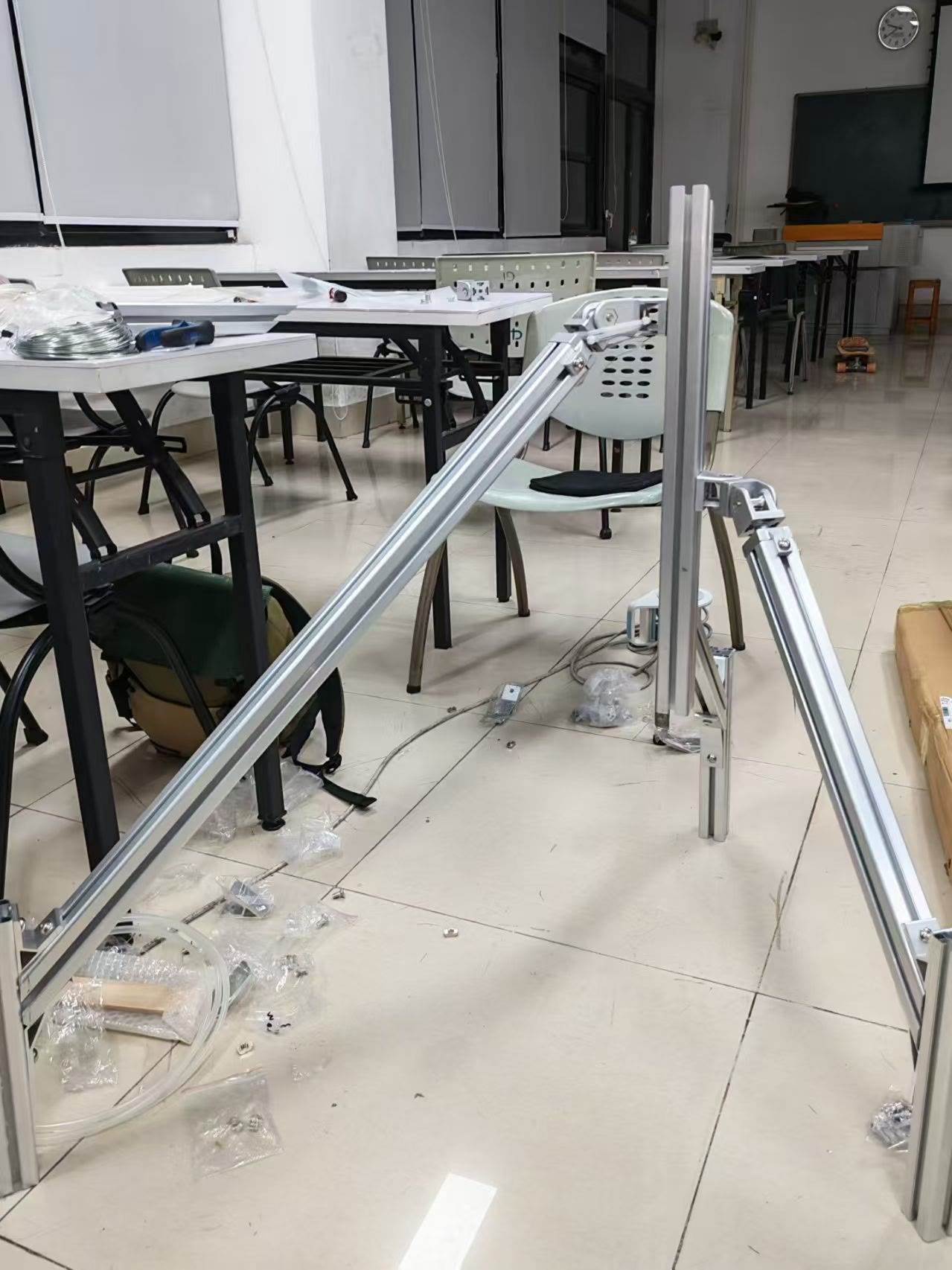 教室中正在搭建的《意志与异质》大型铝型材支撑框架